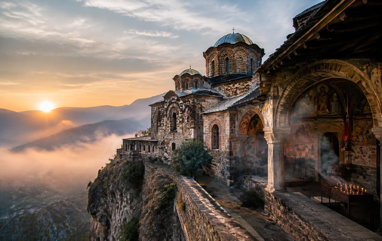 Monasterio ortodoxo sobre un acantilado al amanecer